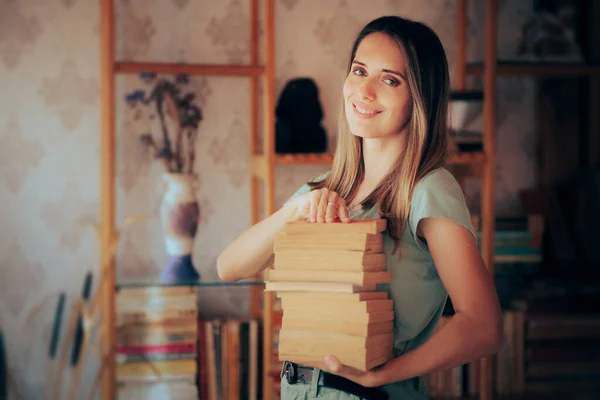 Mujer Feliz Sosteniendo Muchos Libros Antiguos Una Colección —  Fotos de Stock