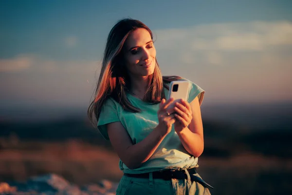 Mulher Segurando Seu Telefone Explorando Natureza Golden Hour Time — Fotografia de Stock
