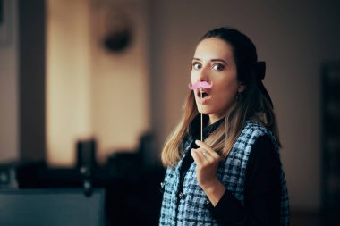 Pembe Parti Bıyığı Giyen Kadın İş Yöneticisi 