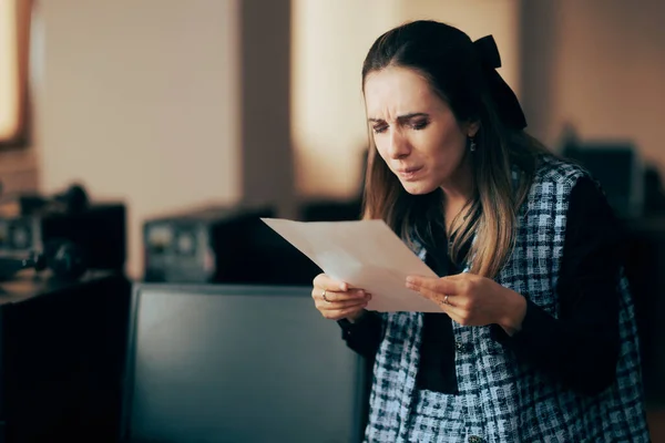 Mujer Entrecerrando Los Ojos Tratando Leer Letra Pequeña Contrato —  Fotos de Stock