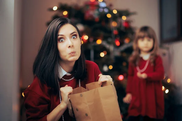 Zaskoczona Matka Patrząc Wewnątrz Prezent Powrotem Boże Narodzenie — Zdjęcie stockowe