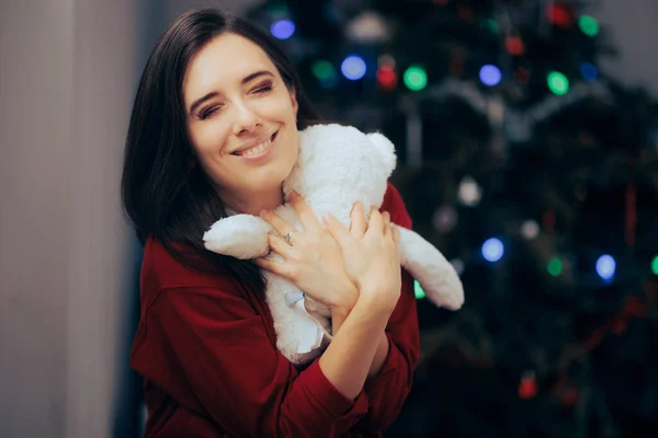 Happy Woman Receiving Special Teddy Bear Christmas — Stock fotografie