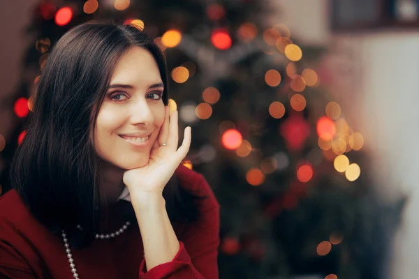 Šťastná Krásná Žena Usmívá Před Svým Vánočním Stromečkem — Stock fotografie