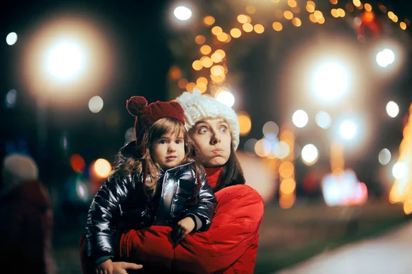 Mamá Estresada Sosteniendo Pequeño Niño Afuera Celebración Navidad —  Fotos de Stock