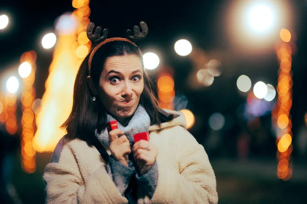 Náročná Přítelkyně Pocit Podmanil Její Vánoční Dárek — Stock fotografie