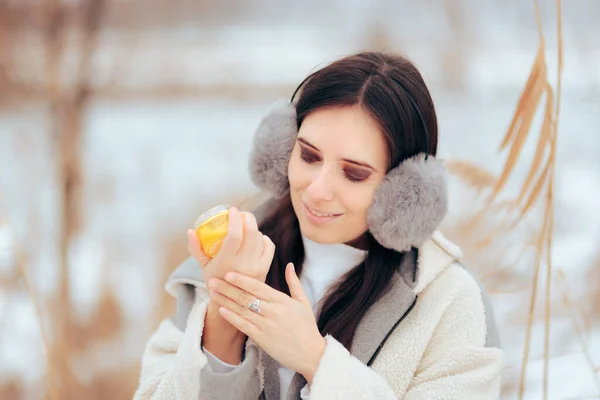 Vrouw Met Behulp Van Hydraterende Crème Haar Handen Tijdens Winter — Stockfoto