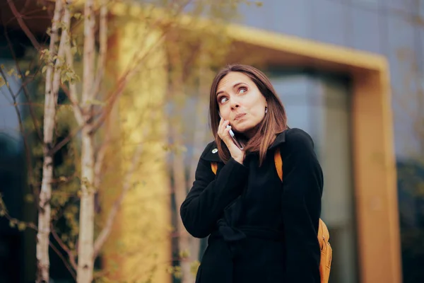 Wanita Kota Lucu Berbincang Telepon Jalan — Stok Foto