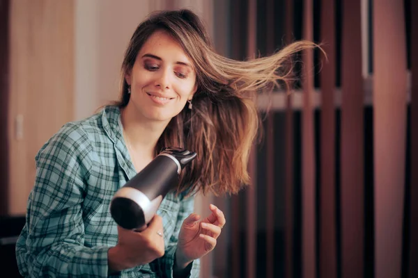 Ευτυχισμένη Γυναίκα Που Χρησιμοποιεί Πιστολάκι Μαλλιών Στα Βρεγμένα Μακριά Μαλλιά — Φωτογραφία Αρχείου