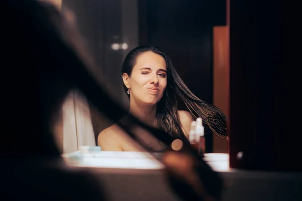 Γυναίκα Βουρτσίζει Βρεγμένα Μαλλιά Της Στον Καθρέφτη — Φωτογραφία Αρχείου