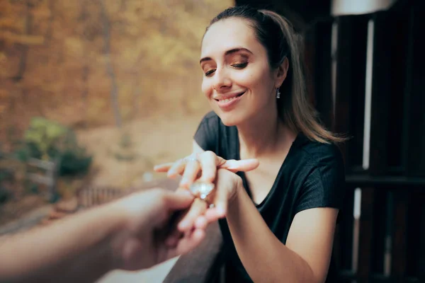 Glückliche Frau Erhält Einen Riesigen Verlobungsring Von Ihrem Freund — Stockfoto