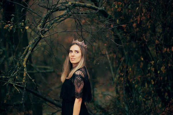 Schöne Königin Trägt Eine Krone Und Ein Schwarzes Spitzenkleid — Stockfoto