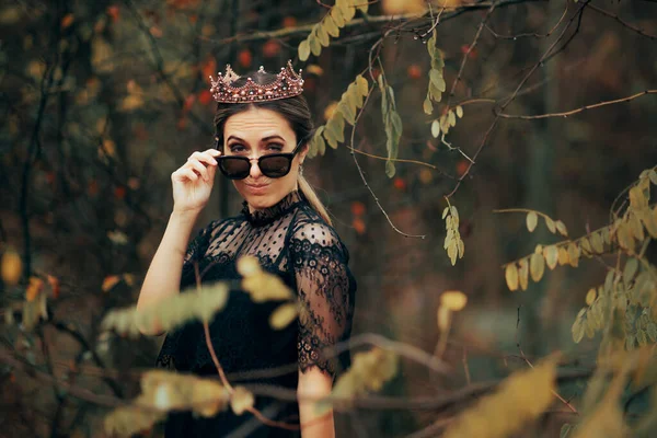 Kibirli Kendini Beğenmiş Kötü Kraliçe Güneş Gözlüğü Takıyor Taç Takıyor — Stok fotoğraf