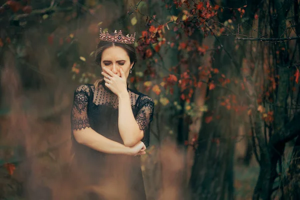 Reine Malheureuse Pleurant Dans Forêt Magique — Photo