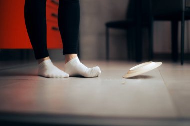 Kazara bir tabağın düşüşü Çok fazla gürültü yapıyor 