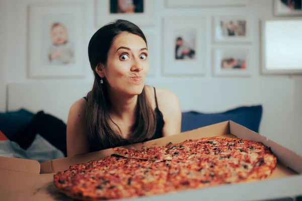 Gadis Expressive Makan Pizza Sendirian Kamar Tidurnya — Stok Foto