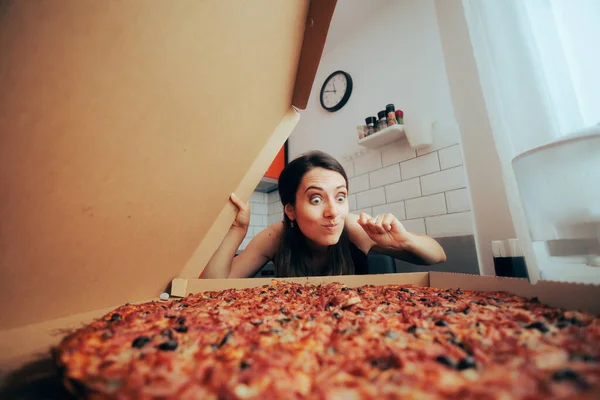 Gourmand Woman Ingin Mencoba Potongan Pizza — Stok Foto