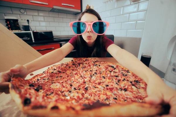 Wanita Lucu Merayakan Sendirian Makan Pizza Raksasa — Stok Foto