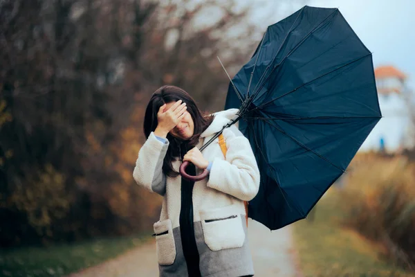 雨伞破碎的妇女在暴风雨中行走 — 图库照片