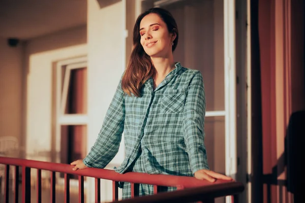 Ευτυχισμένη Γυναίκα Στέκεται Ένα Μπαλκόνι Απολαμβάνοντας Πρωινό Της — Φωτογραφία Αρχείου