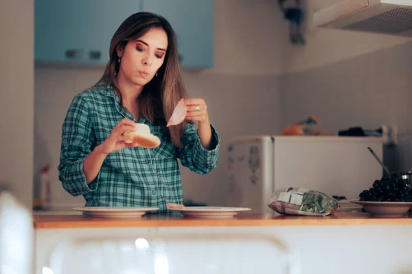 Женщина Делает Сэндвич Завтрак Кухне — стоковое фото
