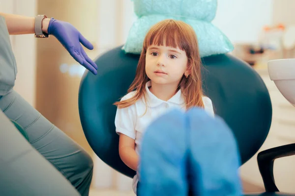 Kleines Kleinkind Sitzt Zur Routineuntersuchung Zahnarztpraxis — Stockfoto