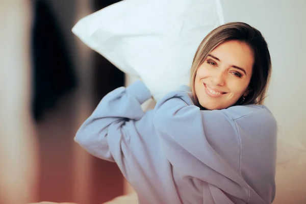 Happy Girlfriend Κρατώντας Ένα Μαξιλάρι Έτοιμο Για Ένα Μαξιλαροπόλεμο — Φωτογραφία Αρχείου