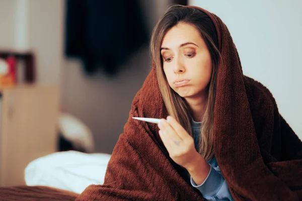 不快乐的女人用温度计检查她的5岁状况 — 图库照片