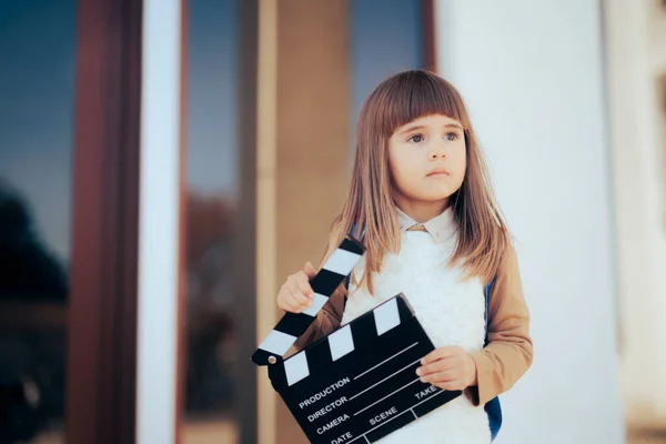 Oyunculuk Dersleriyle Ilgilenen Küçük Kız Bir Film Seti Tutuyor — Stok fotoğraf