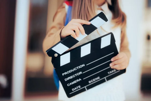 Dziewczynka Tabliczką Filmową Zainteresowana Lekcjami Aktorstwa — Zdjęcie stockowe