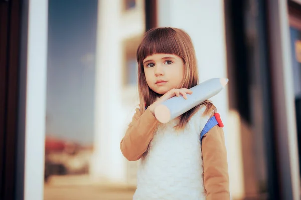 Κοριτσάκι Που Κρατάει Ένα Γιγάντιο Μολύβι Πηγαίνοντας Στο Νηπιαγωγείο — Φωτογραφία Αρχείου