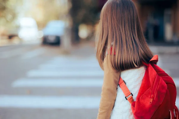 Menina Com Uma Mochila Esperando Para Atravessar Rua — Fotografia de Stock
