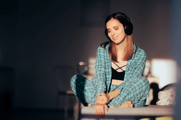 音楽を聴くパジャマ姿の美人 — ストック写真