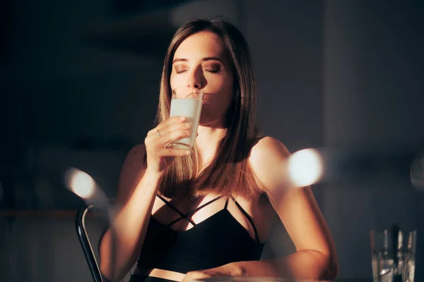 Mooie Vrouw Met Een Glas Melk Ochtend — Stockfoto