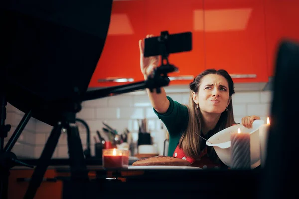 Šéfkuchař Vlogger Oprava Její Telefon Natáčení Tutorial Vaření — Stock fotografie