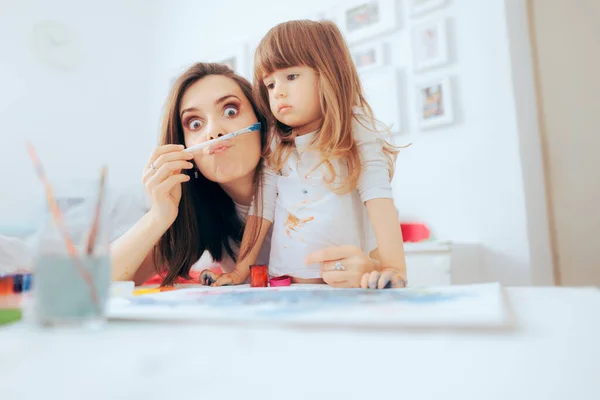 Funny Mother Painting Her Daughter Home — Stockfoto