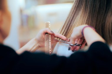 Profesyonel Aletleri Kullanarak Keskin Saç Kesimi Yapan Kuaför