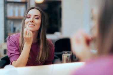 Aynaya Dudak Parlatan Kadın 