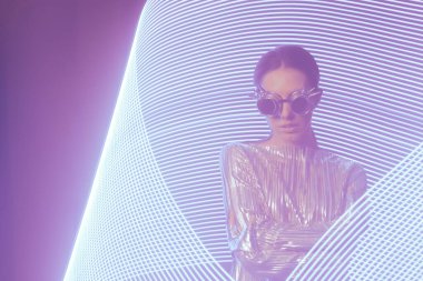 Hafif Boyalı Portre 'de Siber Punk Gözlüklü Kadın