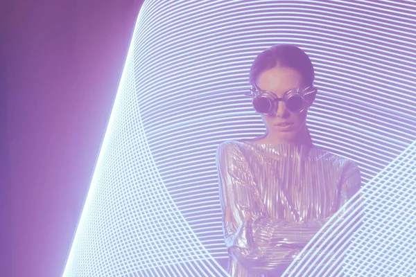 Hafif Boyalı Portre 'de Siber Punk Gözlüklü Kadın