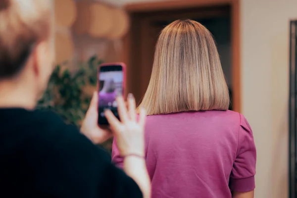 Hairdresser Taking Picture Her Client New Look — Fotografia de Stock