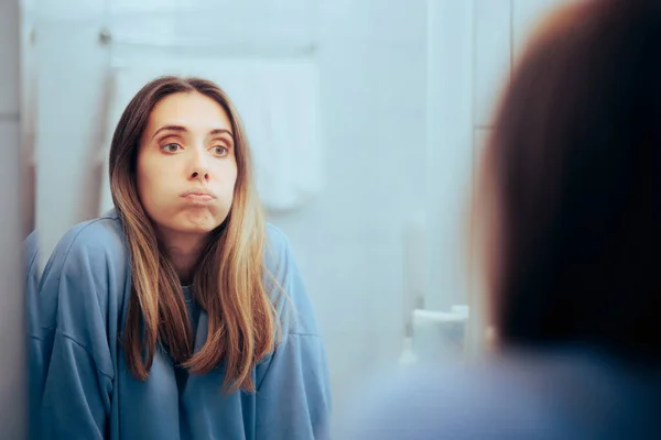 Olycklig Kvinna Tittar Spegeln Känner Överväldigad — Stockfoto