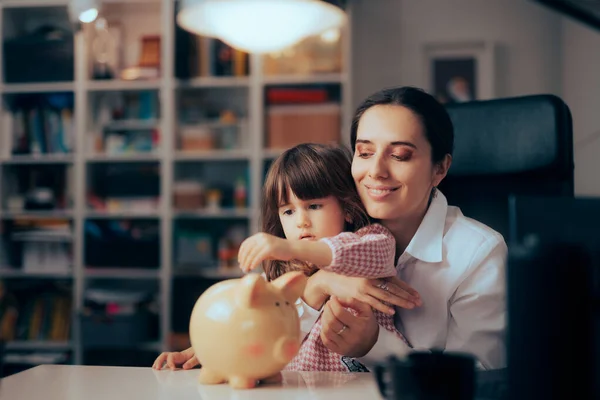 Mother Teaching Daughter Saving Money Financial Education — Stock Photo, Image