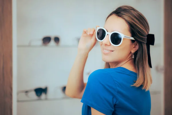 Wanita Bahagia Mengenakan Kacamata Hitam Toko Optik — Stok Foto