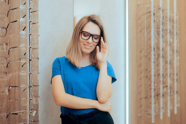 Стильная женщина, надевающая черные очки