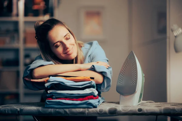 Glückliche Frau Entspannt Sich Und Macht Sich Keine Sorgen Wäsche — Stockfoto