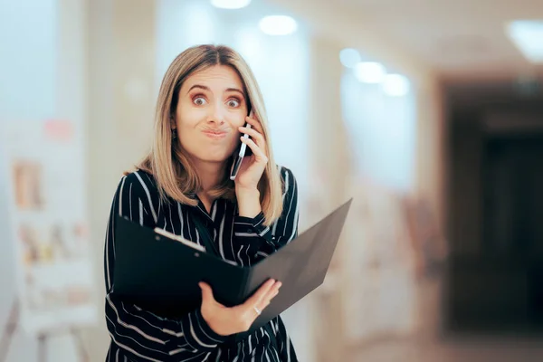 Meşgul Olay Planlayıcısı Telefonda Konuşan Bir Dizin Tutuyor — Stok fotoğraf