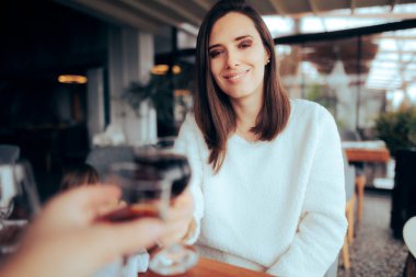 Kız arkadaş ve erkek arkadaş buluşmalarını kutluyorlar.