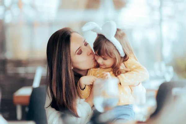 Μητέρα Φιλάει Παιδί Της Φορώντας Αυτιά Λαγού Πάσχα — Φωτογραφία Αρχείου