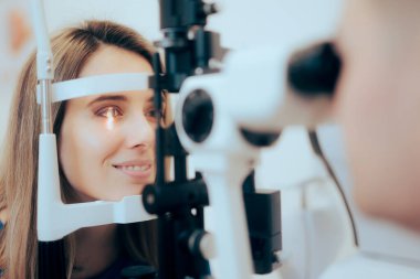 Göz muayenesi sırasında klinikteki oftalmologla hasta.