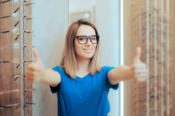 Happy Woman Noszenie Okularów Receptę Trzymając Kciuki Górę — Zdjęcie stockowe